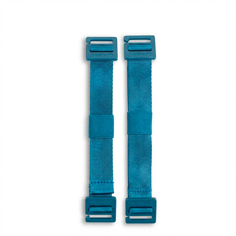 Twee Zeeksack Activity Straps i Petrol Blue tegen een witte achtergrond