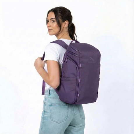 Zeeksack The Organizer 20L (paars) – gedragen op de rug door een vrouw.