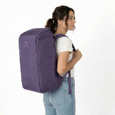 Zeeksack The Organizer 40L (paars) – gedragen op de rug door een vrouw.