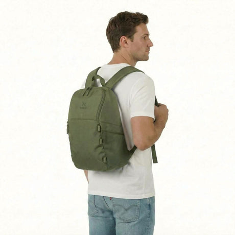 Zeeksack The Underseat 15L (groen) – gedragen op de rug door een man.