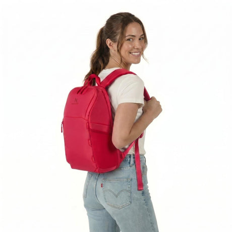 Zeeksack The Underseat 15L (rood) – gedragen op de rug door een vrouw.