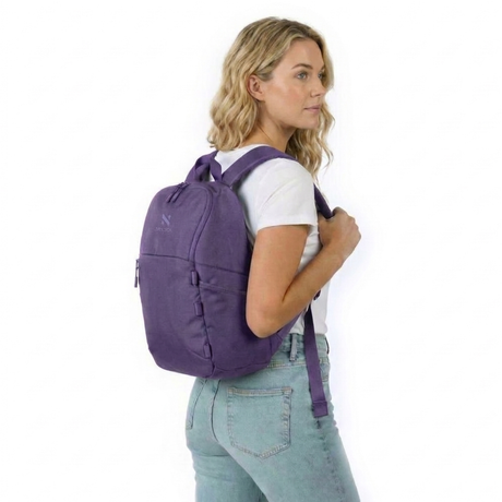 Zeeksack The Underseat 15L (paars) – gedragen op de rug door een vrouw.