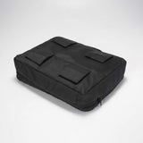 Zwarte packing cube van onderen gezien met vier klittenbandbevestigingen aan de onderkant.