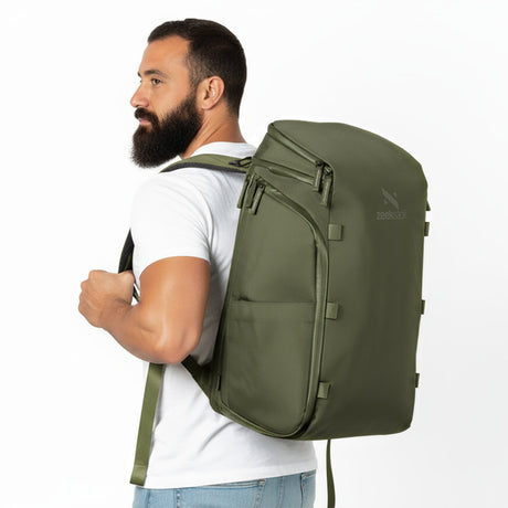 Man met een groene rugzak op zijn rug.
