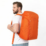 Man met een oranje rugzak op zijn rug.