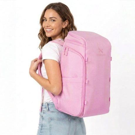 Vrouw met een roze rugzak op haar rug.