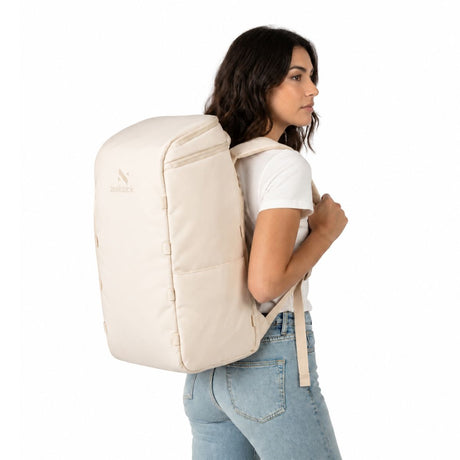 Vrouw met de Zeeksack The Organizer 40L in Sand White op haar rug